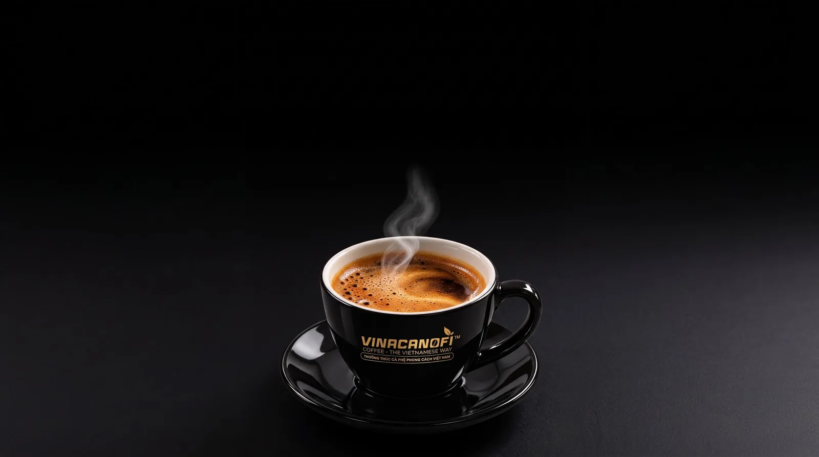 Tách espresso nóng có lớp crema vàng nâu đặt trên đĩa, nền tối