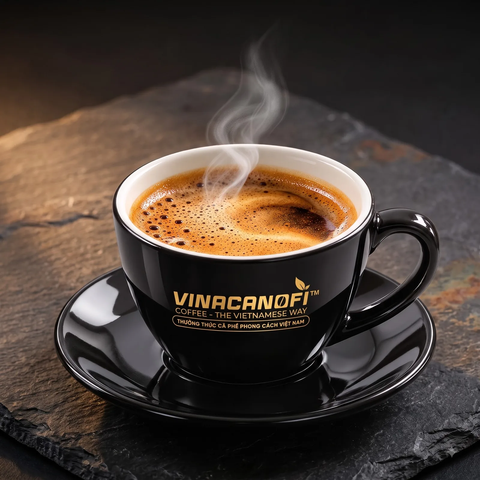 Tách cà phê espresso nóng với lớp crema dày trên đĩa đen